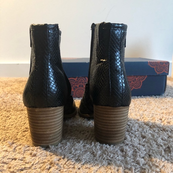 Carlos by Carlos Santana Women's Rowan Ankle Boot - Picture 4 of 8